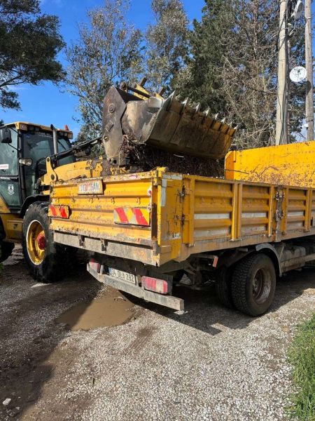 BELEDİYE EKİPLERİNDEN FIRTINA VE YAĞMUR SONRASI KAPSAMLI TEMİZLİK