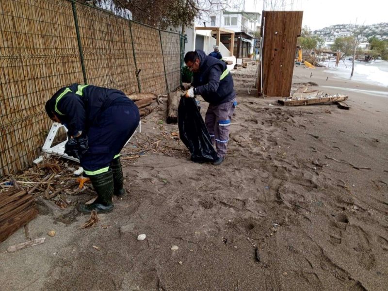 BELEDİYE EKİPLERİNDEN FIRTINA VE YAĞMUR SONRASI KAPSAMLI TEMİZLİK