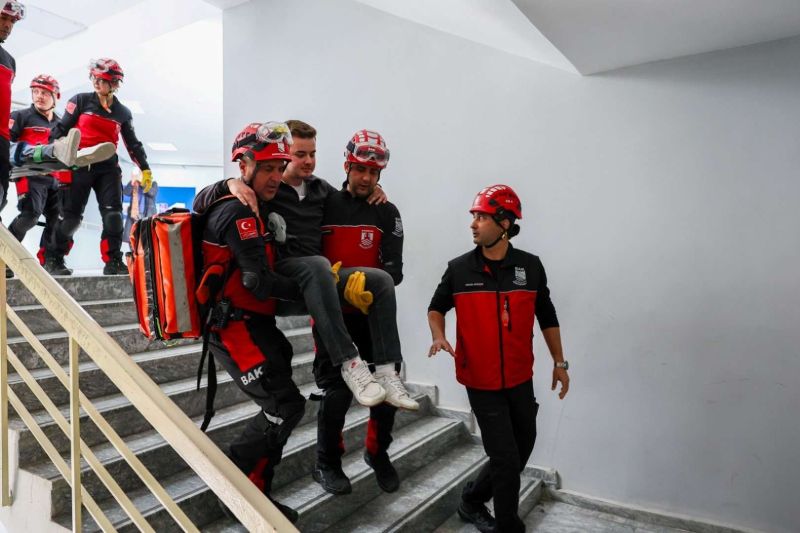 DEPREM HAFTASI KAPSAMINDA OKULLARDA TATBİKAT YAPILDI