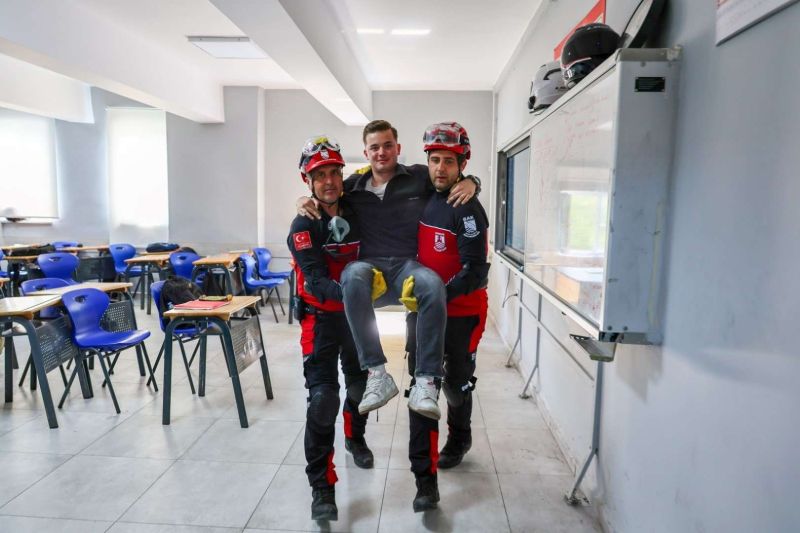 DEPREM HAFTASI KAPSAMINDA OKULLARDA TATBİKAT YAPILDI