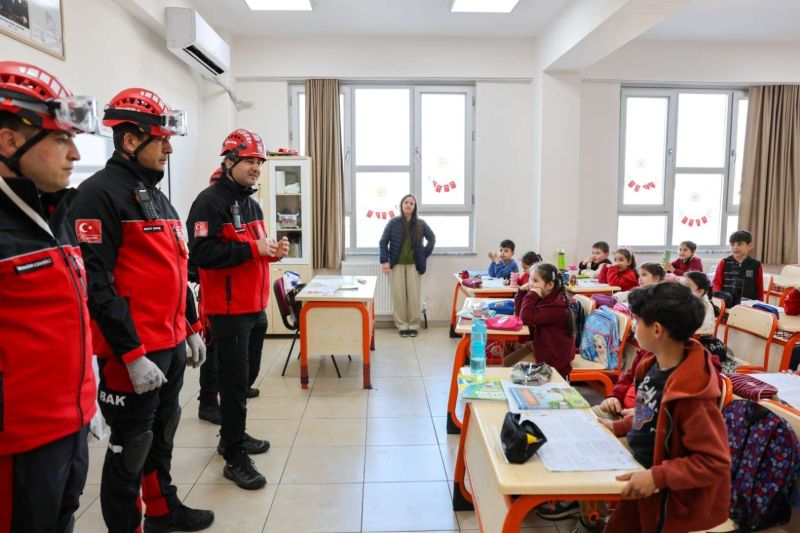 DEPREM HAFTASI KAPSAMINDA OKULLARDA TATBİKAT YAPILDI