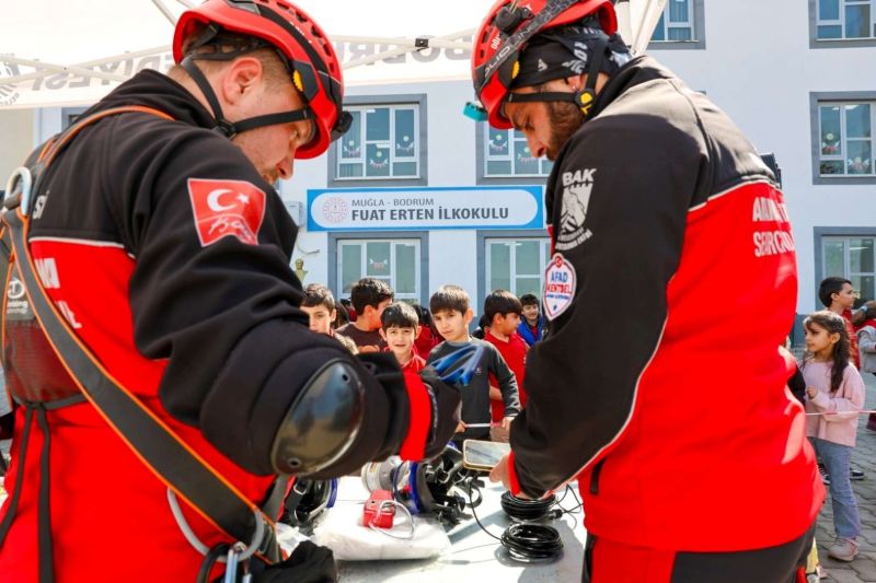 DEPREM HAFTASI KAPSAMINDA OKULLARDA TATBİKAT YAPILDI