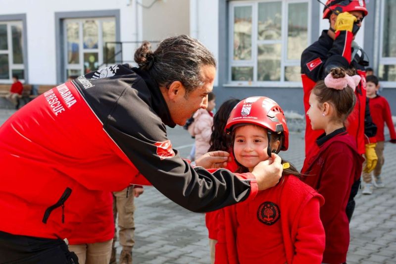DEPREM HAFTASI KAPSAMINDA OKULLARDA TATBİKAT YAPILDI