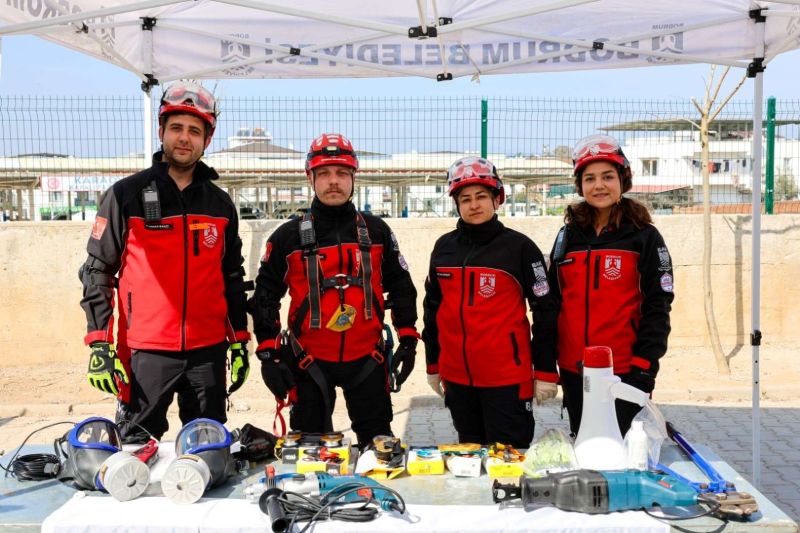 DEPREM HAFTASI KAPSAMINDA OKULLARDA TATBİKAT YAPILDI