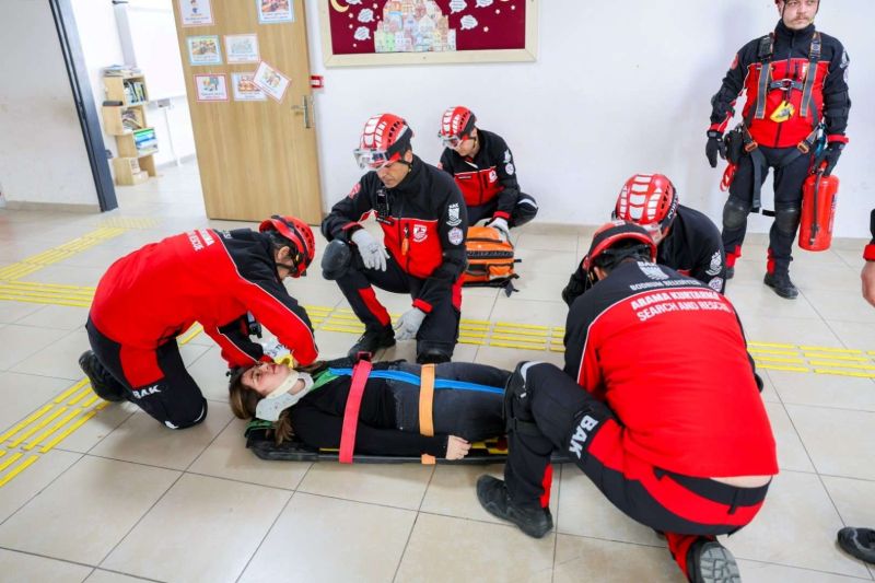 DEPREM HAFTASI KAPSAMINDA OKULLARDA TATBİKAT YAPILDI