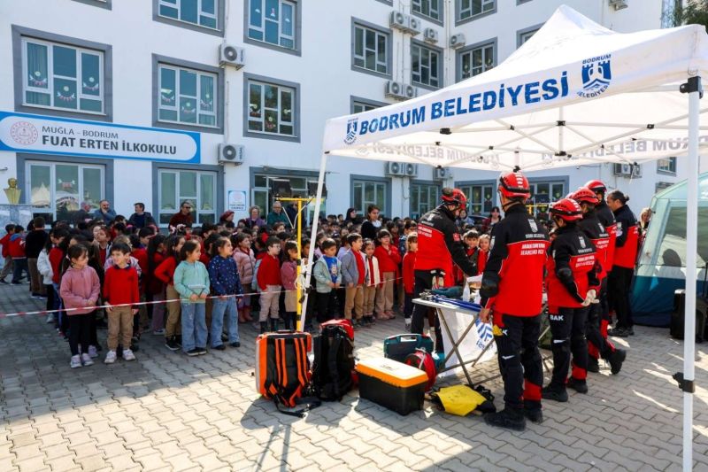 DEPREM HAFTASI KAPSAMINDA OKULLARDA TATBİKAT YAPILDI