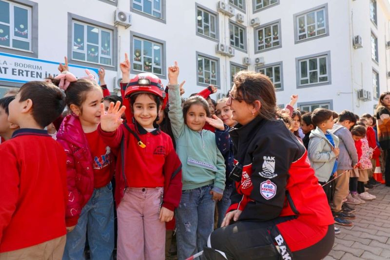 DEPREM HAFTASI KAPSAMINDA OKULLARDA TATBİKAT YAPILDI