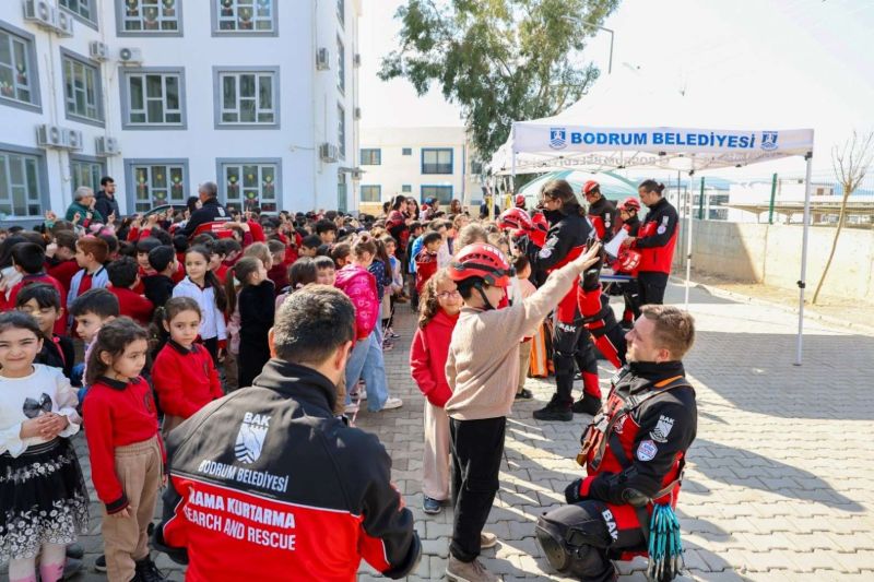 DEPREM HAFTASI KAPSAMINDA OKULLARDA TATBİKAT YAPILDI