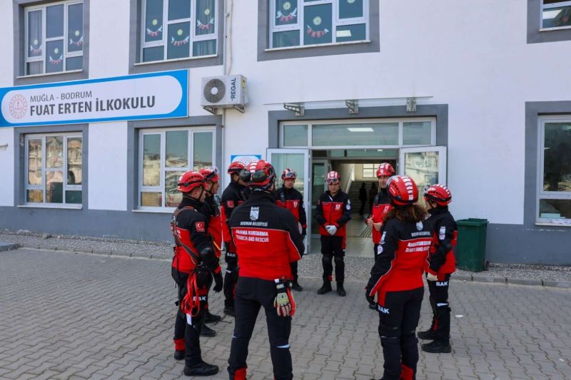 DEPREM HAFTASI KAPSAMINDA OKULLARDA TATBİKAT YAPILDI