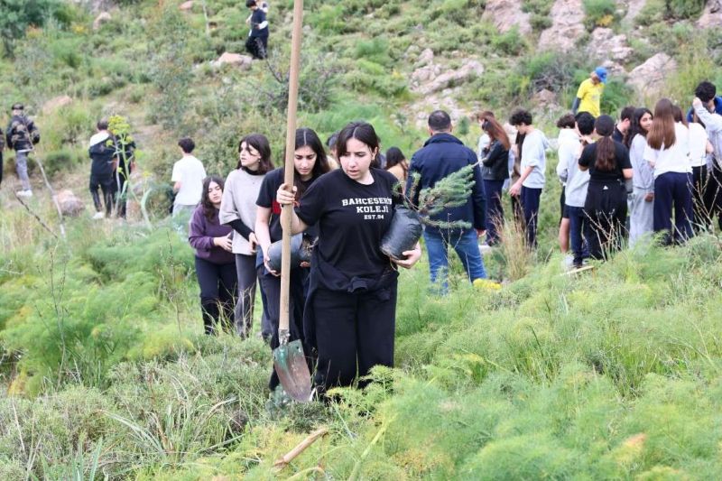 BELEDİYEDEN YANAN ORMANLIK ALANDA FİDAN DİKİM ETKİNLİĞİ