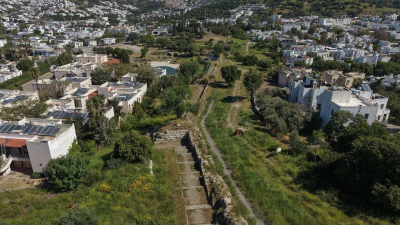 HALİKARNASSOS SURLARI VE MYNDOS KAPISI’NDA TEMİZLİK ÇALIŞMALARI TAMAMLANDI