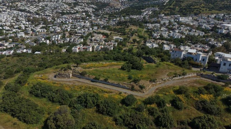 HALİKARNASSOS SURLARI VE MYNDOS KAPISI’NDA TEMİZLİK ÇALIŞMALARI TAMAMLANDI