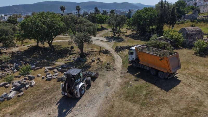 HALİKARNASSOS SURLARI VE MYNDOS KAPISI’NDA TEMİZLİK ÇALIŞMALARI TAMAMLANDI
