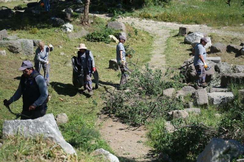 HALİKARNASSOS SURLARI VE MYNDOS KAPISI’NDA TEMİZLİK ÇALIŞMALARI TAMAMLANDI