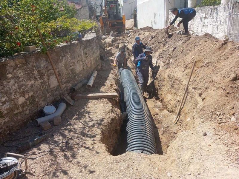 FEN İŞLERİ EKİPLERİNDEN İLÇE GENELİNDE YOĞUN MESAİ