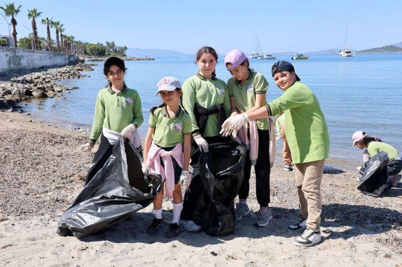 BODRUM'DA DENİZ ÇÖPLERİ İZLEME VE KIYI TEMİZLİĞİ ÇALIŞMASI GERÇEKLEŞTİRİLDİ
