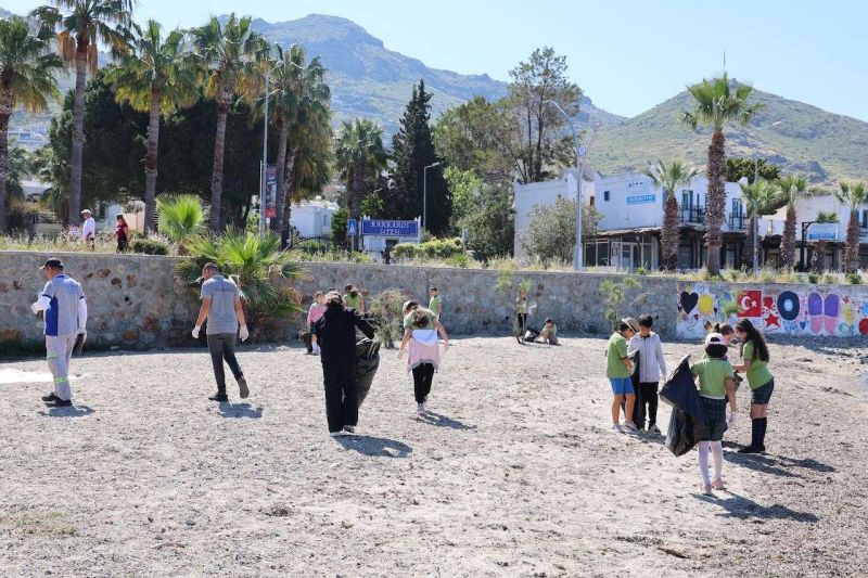 BODRUM'DA DENİZ ÇÖPLERİ İZLEME VE KIYI TEMİZLİĞİ ÇALIŞMASI GERÇEKLEŞTİRİLDİ