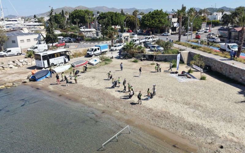 BODRUM'DA DENİZ ÇÖPLERİ İZLEME VE KIYI TEMİZLİĞİ ÇALIŞMASI GERÇEKLEŞTİRİLDİ