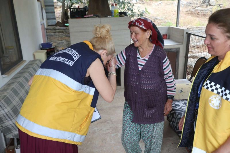 BELEDİYEDEN YATAĞA BAĞIMLI HASTALARA BAYRAM ZİYARETİ