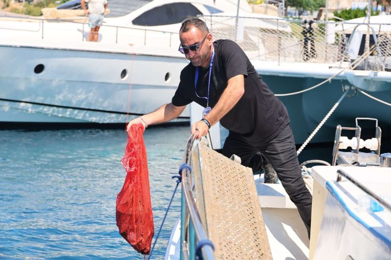 AKYARLAR ’DA DENİZDEN 850 KG ATIK ÇIKARILDI
