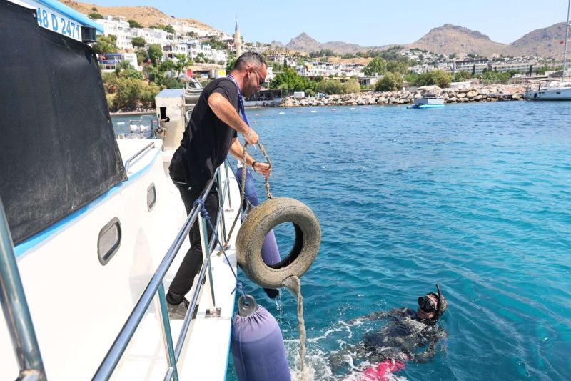 AKYARLAR ’DA DENİZDEN 850 KG ATIK ÇIKARILDI