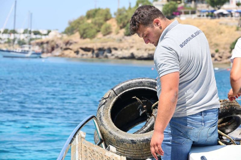 AKYARLAR ’DA DENİZDEN 850 KG ATIK ÇIKARILDI
