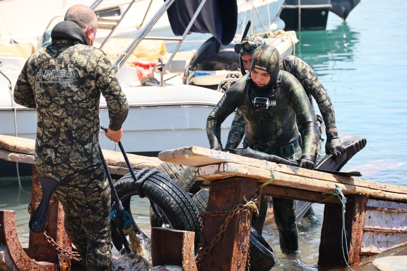 AKYARLAR ’DA DENİZDEN 850 KG ATIK ÇIKARILDI