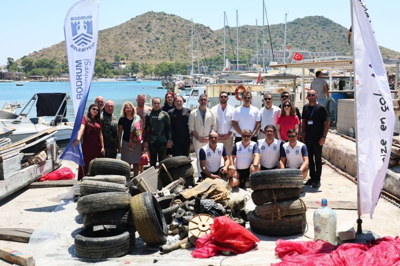 AKYARLAR ’DA DENİZDEN 850 KG ATIK ÇIKARILDI