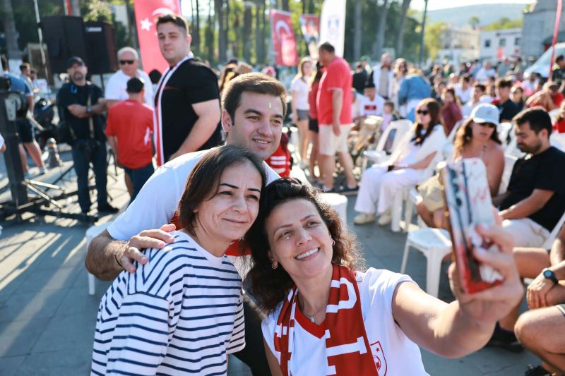 A MİLLİ TAKIMIMIZIN KUPADAKİ İLK MAÇI MEYDANDA COŞKUYLA İZLENDİ