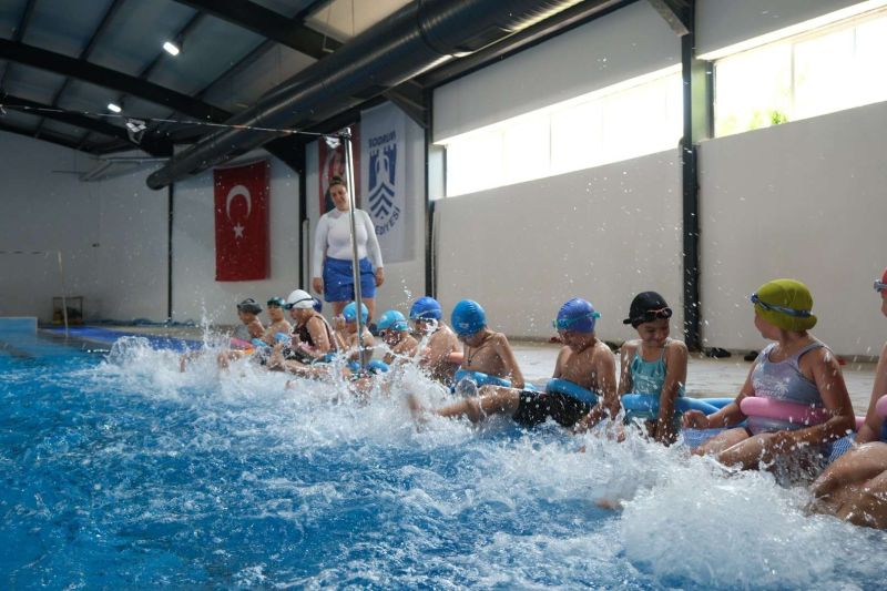 ÜCRETSİZ YÜZME KURSLARINDA İLK ETAP BAŞLADI