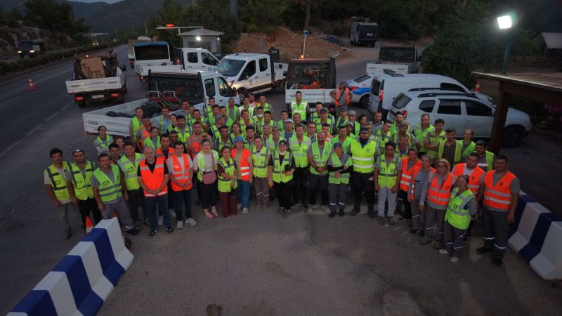 150 KİŞİLİK EKİPLE EMİN ANTER BULVARI'NDA GECE MESAİSİ