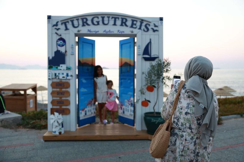 “MAVİYE AÇILAN KAPI” TURGUTREİS SAHİLİNDE YERİNİ ALDI