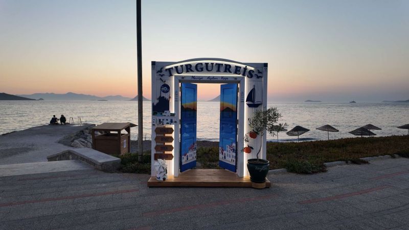“MAVİYE AÇILAN KAPI” TURGUTREİS SAHİLİNDE YERİNİ ALDI