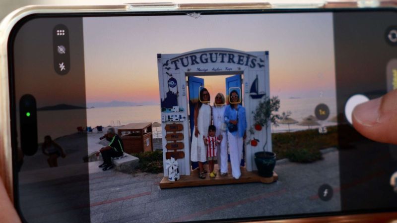 “MAVİYE AÇILAN KAPI” TURGUTREİS SAHİLİNDE YERİNİ ALDI