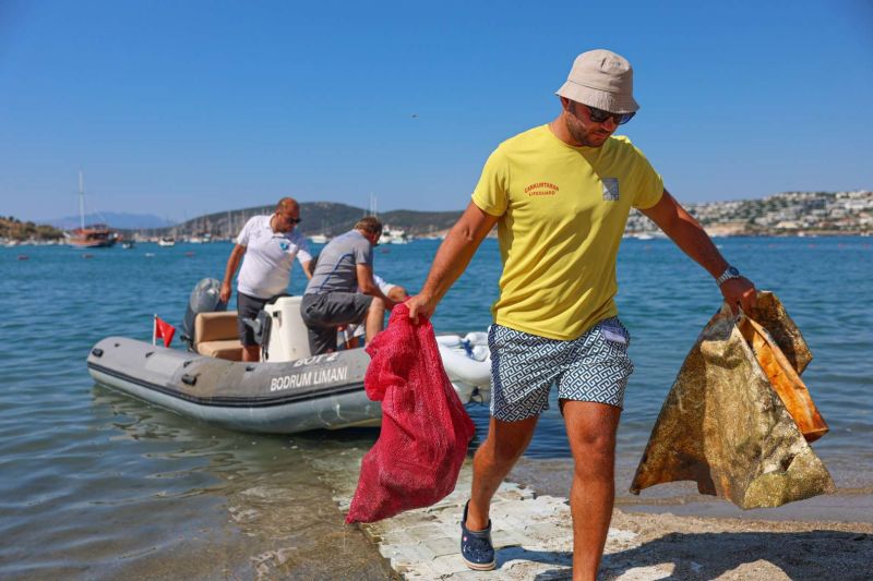 GÜMBET’TE DENİZ DİBİ TEMİZLİĞİ