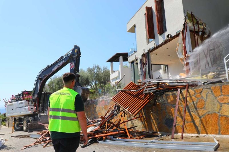 BODRUM’DA KAÇAK YAPILARDA YIKIM ÇALIŞMALARI SÜRÜYOR
