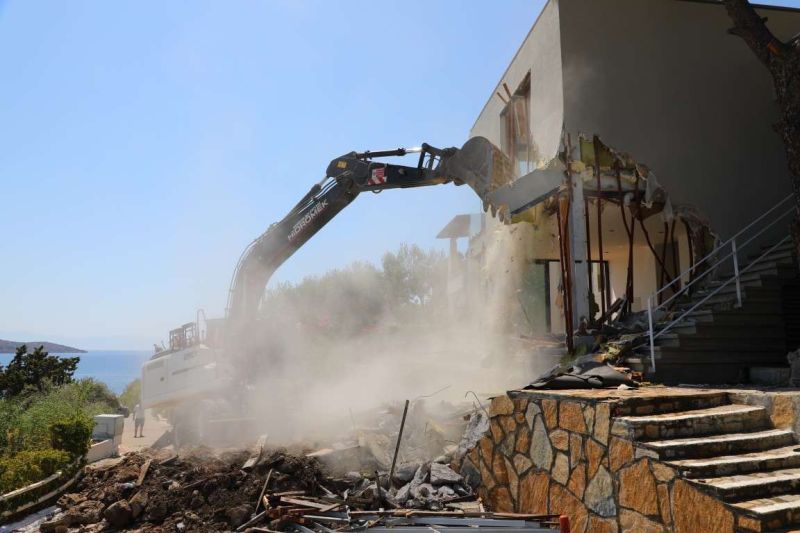 BODRUM’DA KAÇAK YAPILARDA YIKIM ÇALIŞMALARI SÜRÜYOR