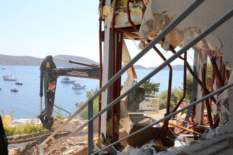 BODRUM’DA KAÇAK YAPILARDA YIKIM ÇALIŞMALARI SÜRÜYOR