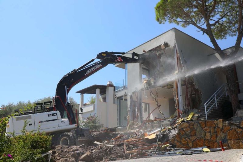 BODRUM’DA KAÇAK YAPILARDA YIKIM ÇALIŞMALARI SÜRÜYOR