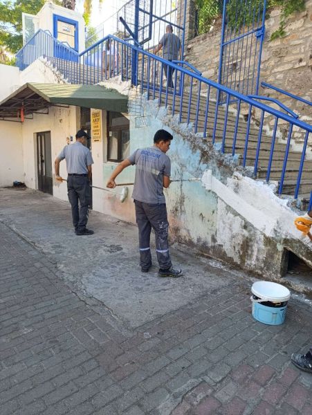 BODRUM’UN CADDE VE SOKAKLARINDA MAVİ BEYAZ BOYAMA ÇALIŞMALARI DEVAM EDİYOR