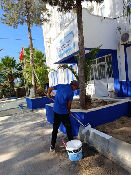 BODRUM’UN CADDE VE SOKAKLARINDA MAVİ BEYAZ BOYAMA ÇALIŞMALARI DEVAM EDİYOR