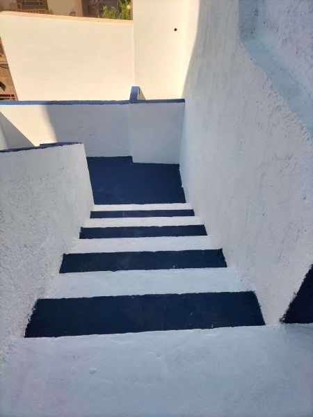 BODRUM’UN CADDE VE SOKAKLARINDA MAVİ BEYAZ BOYAMA ÇALIŞMALARI DEVAM EDİYOR