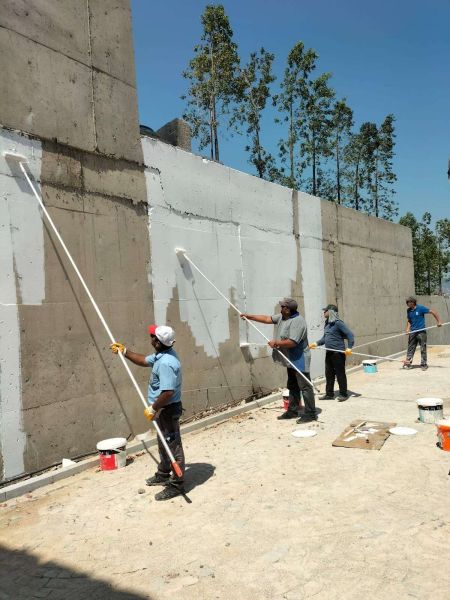 BODRUM’UN CADDE VE SOKAKLARINDA MAVİ BEYAZ BOYAMA ÇALIŞMALARI DEVAM EDİYOR