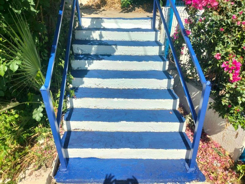 BODRUM’UN CADDE VE SOKAKLARINDA MAVİ BEYAZ BOYAMA ÇALIŞMALARI DEVAM EDİYOR