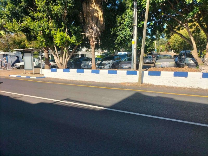 BODRUM’UN CADDE VE SOKAKLARINDA MAVİ BEYAZ BOYAMA ÇALIŞMALARI DEVAM EDİYOR