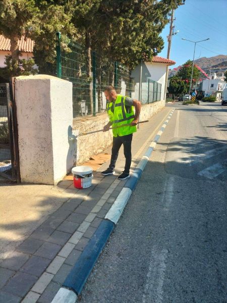 BODRUM’UN CADDE VE SOKAKLARINDA MAVİ BEYAZ BOYAMA ÇALIŞMALARI DEVAM EDİYOR