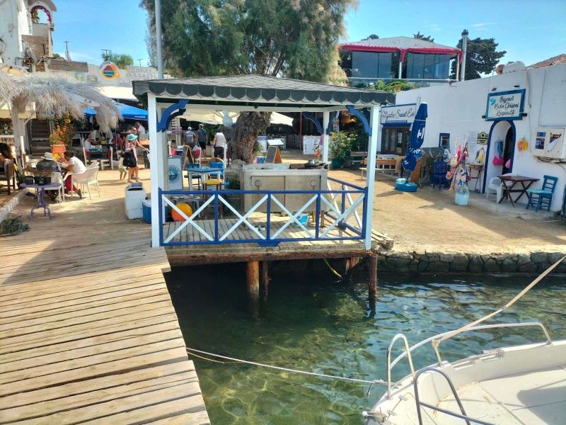 BODRUM’UN CADDE VE SOKAKLARINDA MAVİ BEYAZ BOYAMA ÇALIŞMALARI DEVAM EDİYOR