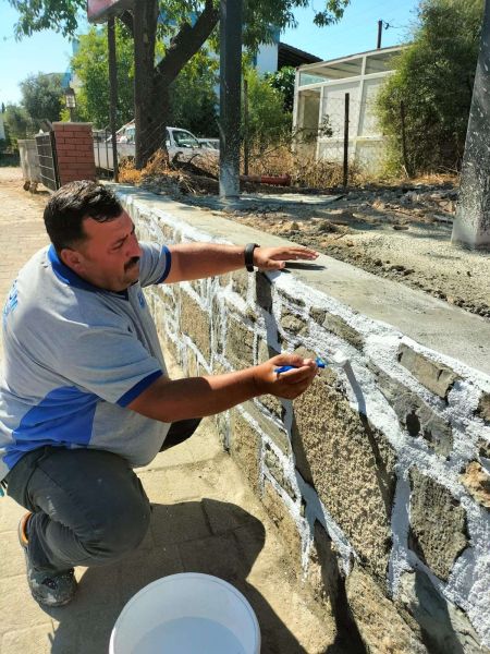 BODRUM’UN CADDE VE SOKAKLARINDA MAVİ BEYAZ BOYAMA ÇALIŞMALARI DEVAM EDİYOR