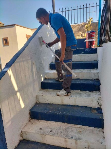 BODRUM’UN CADDE VE SOKAKLARINDA MAVİ BEYAZ BOYAMA ÇALIŞMALARI DEVAM EDİYOR
