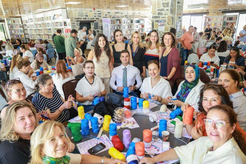 BODRUMLU KADINLAR SOKAKLAR İÇİN ÖRDÜ: 1.400 MOTİF BİR ARAYA GETİRİLDİ